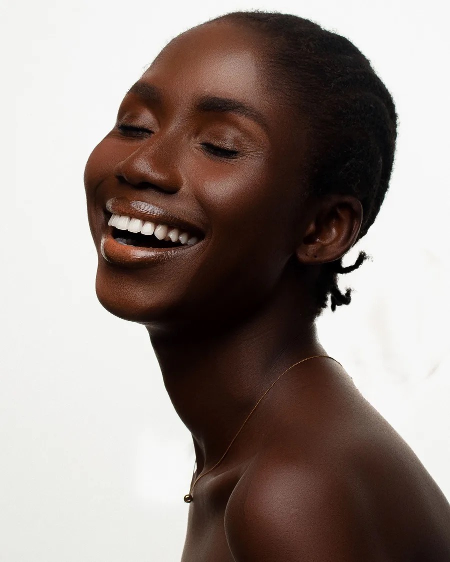 Mulher sorrindo com pele saudável